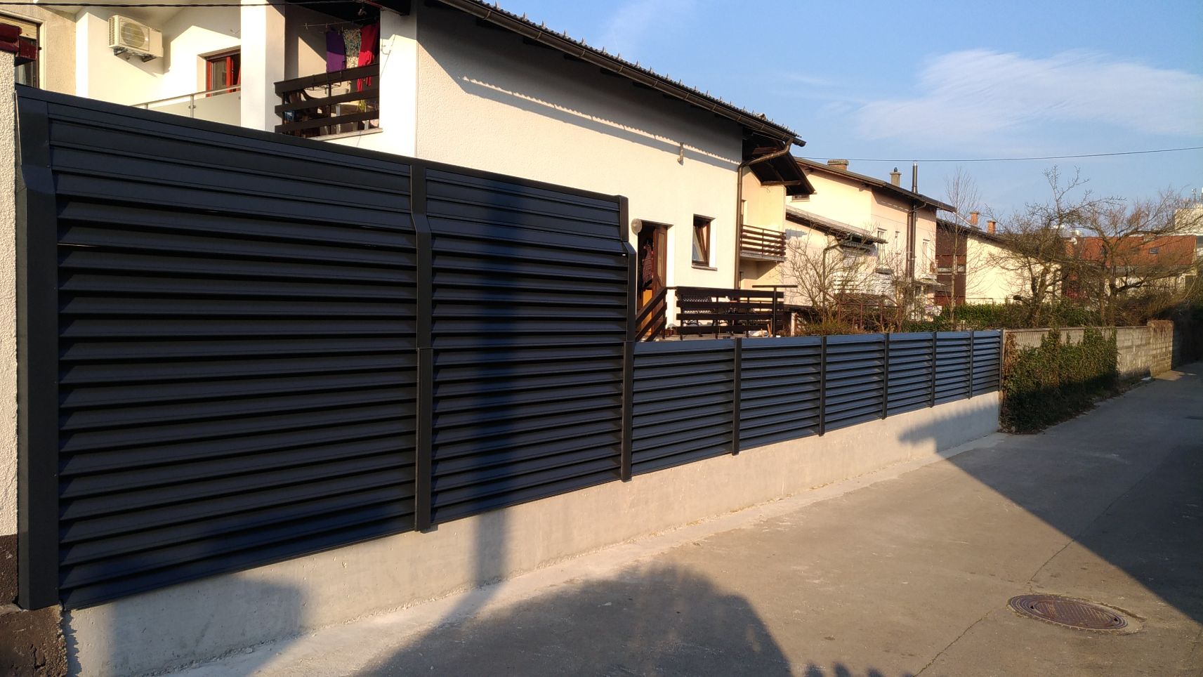 Fasada montažne garaže iz pocinkane barvane pločevine Mikroprofil.